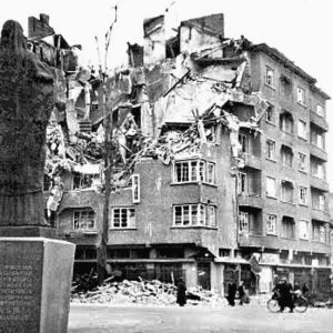 Апартаментът на семейството на бул. "Патриарх Евтимий" срещу Попа, разрушен при бомбардировките януари 1944 г.
